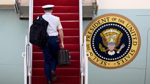 Tas berwarna hitam ini bisa digunakan Donald Trump untuk meluncurkan senjata nuklir