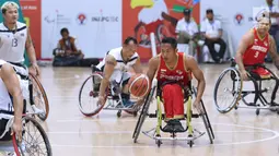 Pebasket difabel Indonesia, Danu Kuswantoro (tengah) membawa bola saat melawan Thailand, Ameen Ha-Rai pada laga Indonesia Para Games Invitational Tournament 2018 di Hall A GBK, Jakarta, Senin (2/7). Indonesia kalah 35-58. (Liputan6.com/Helmi Fithriansyah)