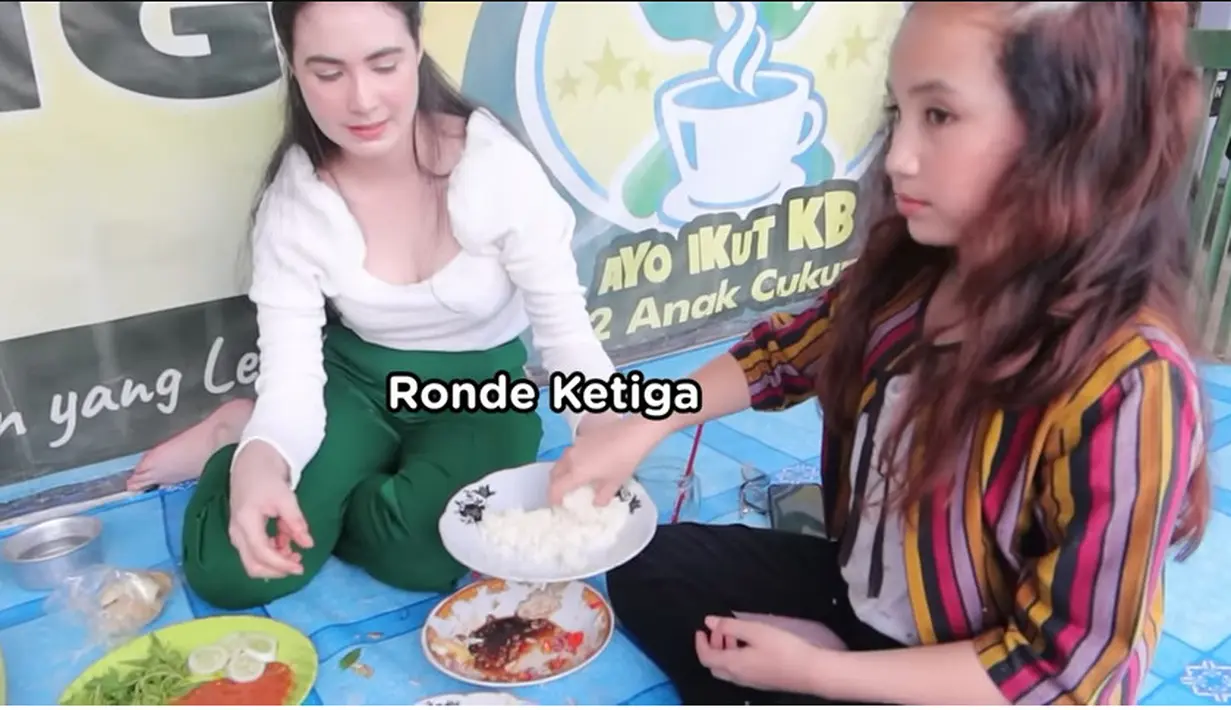 Menurut Arumi, putrinya lebih berani makan pedes dibanding dengan dirinya.  Begitu juga saat makan sambal kecap, yang dicari malah potongan cabai. Selesai makan, Arumi mengaku perutnya begah karena kekenyangan saat akan menuju hotel. [Youtube/Arumi Bachsin]