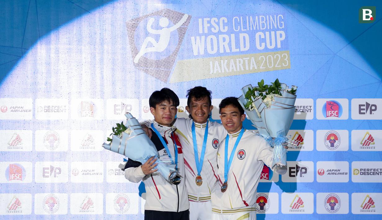 Atlet panjat tebing Indonesia sekaligus juara pertama, Raharjati Nursyamsa berfoto bersama dengan atlet panjat tebing China, Wang Xinshang (kiri) dan atlet panjat tebing Indonesia, Kiromal Katibin saat podium nomor speed putra Kejuaraan Dunia Panjat Tebing IFSC 2023 seri Jakarta melawan atlet panjat tebing China, Xinshang Wang di Lot 6, Kompleks Stadion Utama Gelora Bung Karno, Jakarta, Indonesia, Minggu (07/05/2023). Raharjati berhasil mencatatkan waktu 5,11 detik. (Bola.com/Bagaskara Lazuardi)