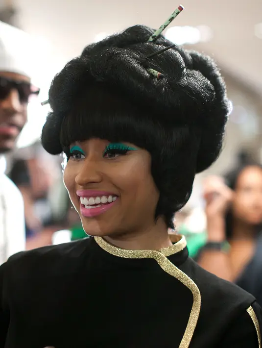 Nicki Minaj. Ketika orang-orang melihat ‘contouring’ pada make up pelantun ‘Super Bass’ ini, mereka akan mengira jika Nicki Minaj melakukan operasi hidung. Namun pada dasarnya struktur hidung Nicki memang sudah menonjol. (AFP/Bintang.com)