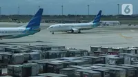 Pesawat Garuda terparkir di landasan pacu Terminal 3, Bandara Soekarno Hatta, Banten, Rabu (17/11/2021). Maskapai Garuda Indonesia akan menutup 97 rute penerbangannya secara bertahap hingga 2022 mendatang bersamaan dengan proses restrukturisasi yang tengah dilakukan. (Liputan6.com/Angga Yuniar)