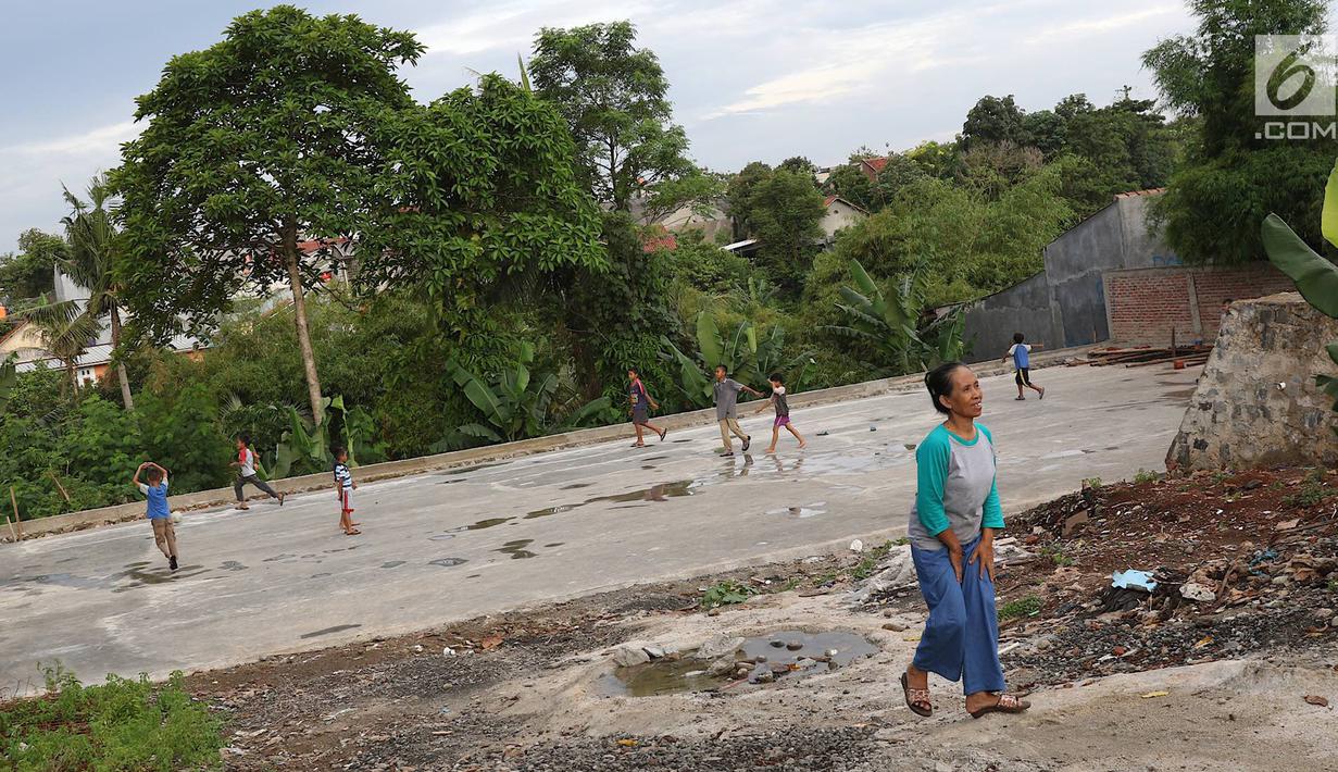 Anak-anak bermain di sekitar RPTRA Pelangi Cipedak di Jakarta, Senin (18/3). Terhentinya pembangunan RPTRA yang telah tiga kali mangkrak dikeluhkan warga karena molor dari target yang ditentukan. (Liputan6.com/Immanuel Antonius)