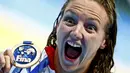 Perenang Hungaria, Katinka Hosszu memamerkan medali emas yang diraihnya di nomor 200m gaya ganti putri Kejuaraan Dunia Akuatik 2015 di Kazan, Rusia. (3/8/2015). (Reuters/Hannibal Hanschke).