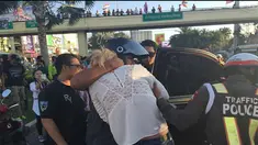 Akibat melawan arah turis asal Amerika Samantha menabrak 13 kendaraan di Thailand.Kecelakaan yang mengakibatkan 2 orang luka-luka ini membuat pihak kepolisian Thailand menangkap wanita berambut pirang ini

