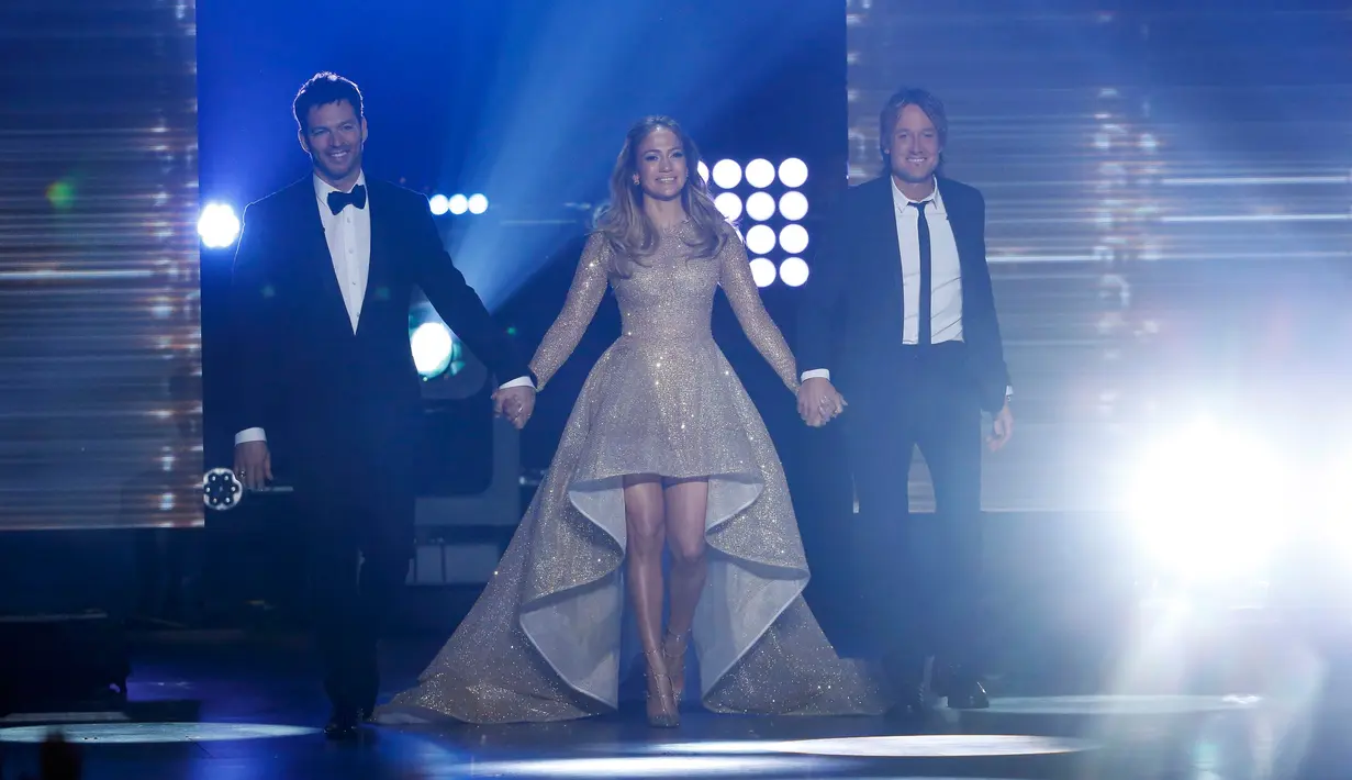 (Ki-ka) Harry Connick Jr, Jennifer Lopez dan Keith Urban berjalan ke atas panggung untuk menjadi juri dalam final American Idol di Hollywood, California, Kamis (7/4/2016). (REUTERS/Mario Anzuoni)