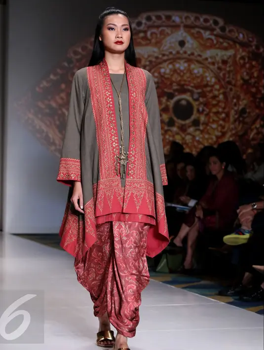 Model membawakan gaun rancangan Ghea Panggabean saat Ikatan Perancang Mode Indonesia (IPMI) Trend Show 2017, Jakarta, Selasa (8/11). Ghea memadukan Budaya Sumatra dan Jawa dalam rancangannya kali ini. (Liputan6.com/Gempur M Surya)
