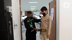Petugas keamanan memeriksa peserta yang akan mengikuti Ujian Tulis Berbasis Komputer (UTBK) Seleksi Bersama Masuk Perguruan Tinggi Negeri (SBMPTN) 2022 gelombang pertama di Universitas Pembangunan Nasional (UPN), Jakarta, Selasa (17/5/2022). UTBK SBMPTN 2022 digelar mulai hari ini hingga 23 Mei 2022. (merdeka.com/Arie Basuki)