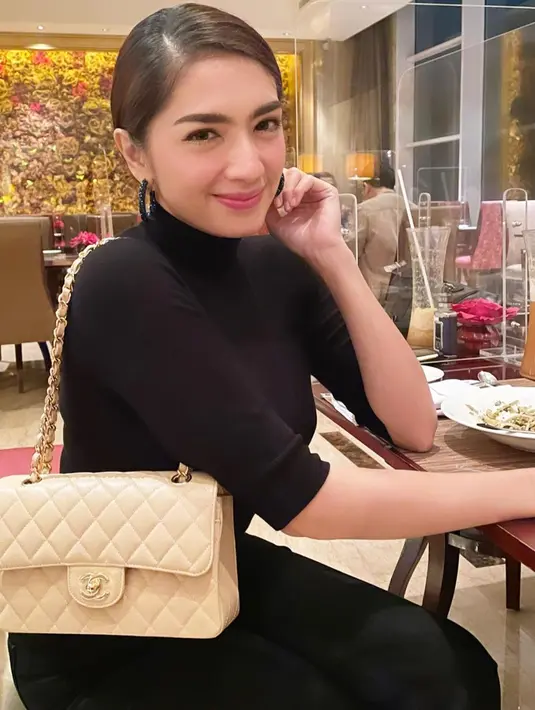 Tak jarang Angel menampilkan sikap polos saat ditanya sesuatu yang tak ia ketahui. (Instagram @realangelkaramoy)