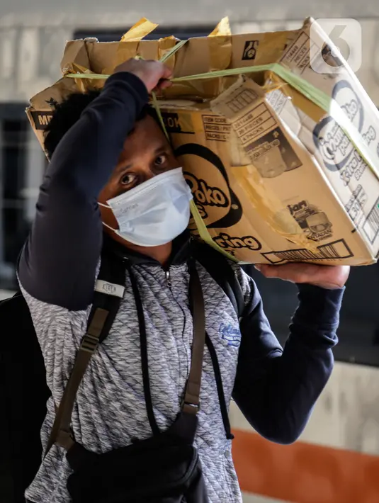 Pemudik tiba di Stasiun Senen, Jakarta, Minggu (23/5/2021). Dari 27.160 warga sebanyak 17.623 orang merupakan warga Jakarta atau ber-KTP Jakarta yang selama libur Lebaran kembali ke kampung masing-masing, sementara 9.537 merupakan warga non DKI Jakarta atau pendatang baru. (Liputan6.com/Johan Tallo)