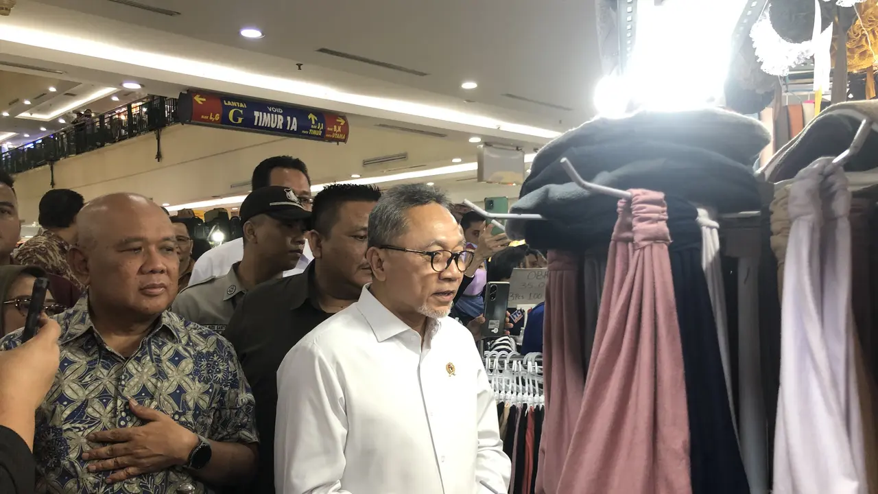 Menteri Perdagangan (Mendag) Zulkifli Hasan mengujungi ITC Cempaka Mas, Jakarta Pusat, Selasa (10/10/2023). (Elza/Liputan6.com)