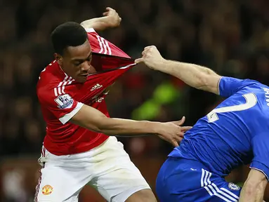 Bek Chelsea, Branislav Ivanovic, menarik baju dari penyerang MU, Anthony Martial pada laga Liga Inggris di Stadion Old Trafford, Inggris, Senin (28/12/2015). Kedua tim bermain imbang 0-0. (Reuters/Jason Cairnduff)