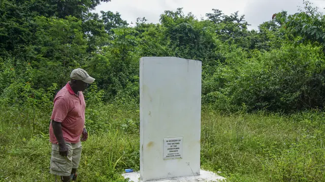 Fitz Duke melihat situs peringatan untuk para korban bunuh diri massal di Jonestown (1978) di Jonestown, Guyana, pada 21 September 2022. Patrick FORT / AFP