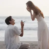 Sambil membuka kotak cincin dan berlutut di hadapan sang kekasih, Harris pun melamar Haviza. Tampak pemandangan indahnya pantai Bali pun semakin memberikan kesan romantis. [@donnywg@lovoto.bali @adisukamotret]