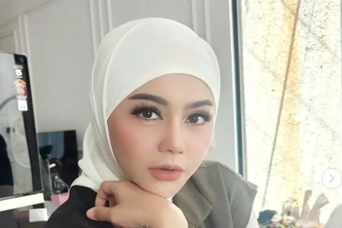 Potret Jenita Janet Kembali Dapat Pekerjaan Usai Berhijab