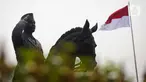 Patung Presiden ke-1 RI Soekarno terpajang di Gedung Kementerian Pertahanan, Jakarta, Minggu (6/6/2021). Presiden ke-5 RI Megawati Soekarnoputri dan Menteri Pertahanan Prabowo Subianto meresmikan patung Soekarno atau Bung Karno di Gedung Kementerian Pertahanan. (Liputan6.com/Faizal Fanani)