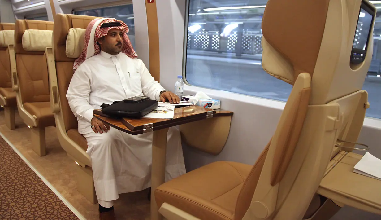 Penumpang menaiki kereta api kecepatan tinggi Haramain yang resmi beroperasi di stasiun kereta Makkah, Kamis (11/10). Kereta Haramain tersebut memiliki kecepatan 300 km per jam dan menempuh jarak 450 km. (BANDAR ALDANDANI/AFP)