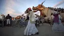 Deby Dai menari sebelum matahari terbit dalam dalam festival Burning Man 2015 di Gurun Black Rock, Nevada, (3/9/2015). Partisipan dari seluruh dunia hadiri festival seni unik ini selama sepekan. (REUTERS/Jim Urquhart)
