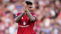 Benjamin Sesko dari Manchester United menyapa para penggemar selama pertandingan&nbsp;Premier League&nbsp;antara Manchester United dan Arsenal di Stadion Old Trafford di Manchester, Inggris, Minggu, 17 Agustus 2025. (Foto AP/Dave Thompson)