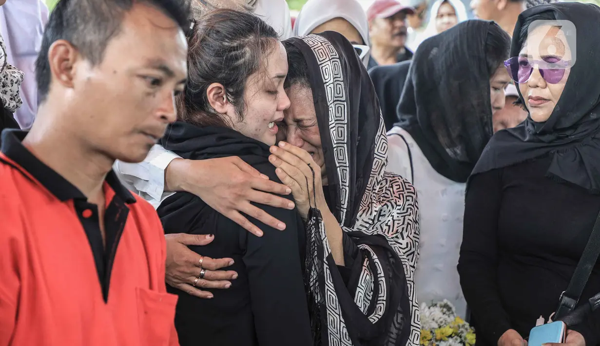 Keluarga menangis saat pemakaman mantan artis cilik Cecep Reza di TPU Layur Penggilingan, Jakarta, Rabu (20/11/2019). Cecep Reza meninggal pada usia 31 tahun karena penyakit jantung. (Liputan6.com/Faizal Fanani)