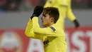 Denis Suarez ketika masih berseragam Villareal saat berlaga melawan Viktoria Plzen pada penyisihan grup Liga Europa di Plzen, Republik Ceko (10/12/2015). Suarez bermain di Villareal sebelum kembali ke Barcelona. (EPA/Filip Singer)