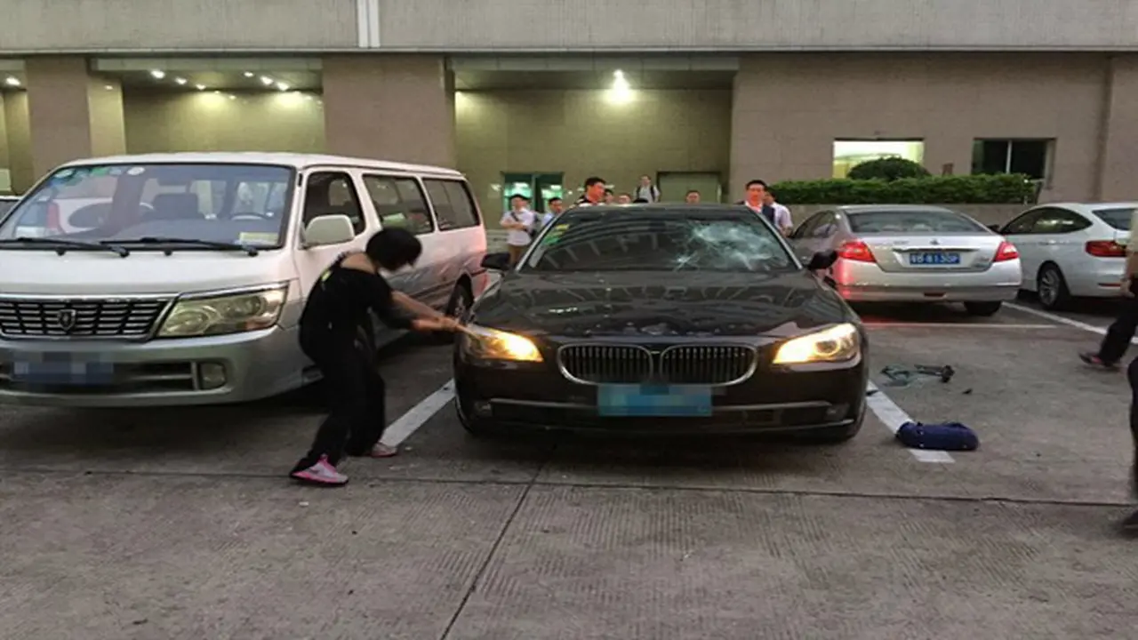 Istri hancurkan mobil suami2