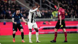 Pierre Kalulu dari Juventus bereaksi setelah mendapat kartu merah selama pertandingan Serie A antara Inter Milan dan Juventus, Minggu (15-2-2026) dini hari WIB di Milan, Italia. (Marco Alpozzi/LaPresse via AP)