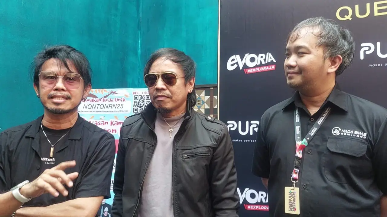 Ian Kasela dan personel Radja band