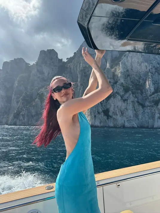 Tanpa mengenakan bra, Dua Lipa terlihat percaya diri dengan dress yang punya rok lebih ramping [@dualipa]
