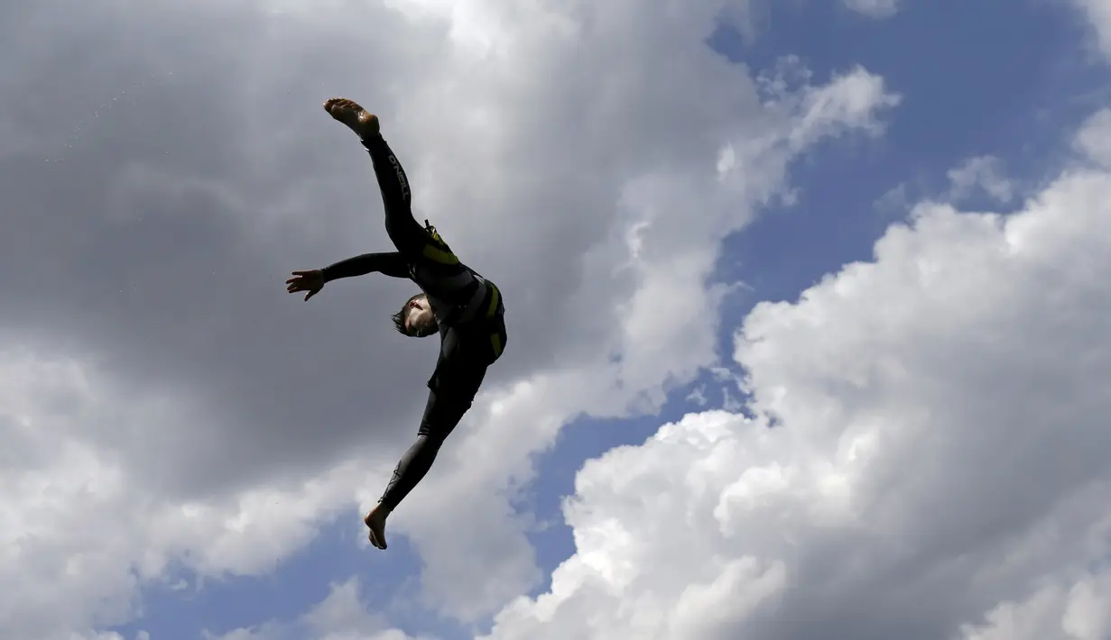 Aksi seorang peserta saat melompat ke dalam air pada kompetisi cliff diving di kawasan Bohemian, Republik Ceko, Jumat (31/7/2015). (REUTERS/David W Cerny)