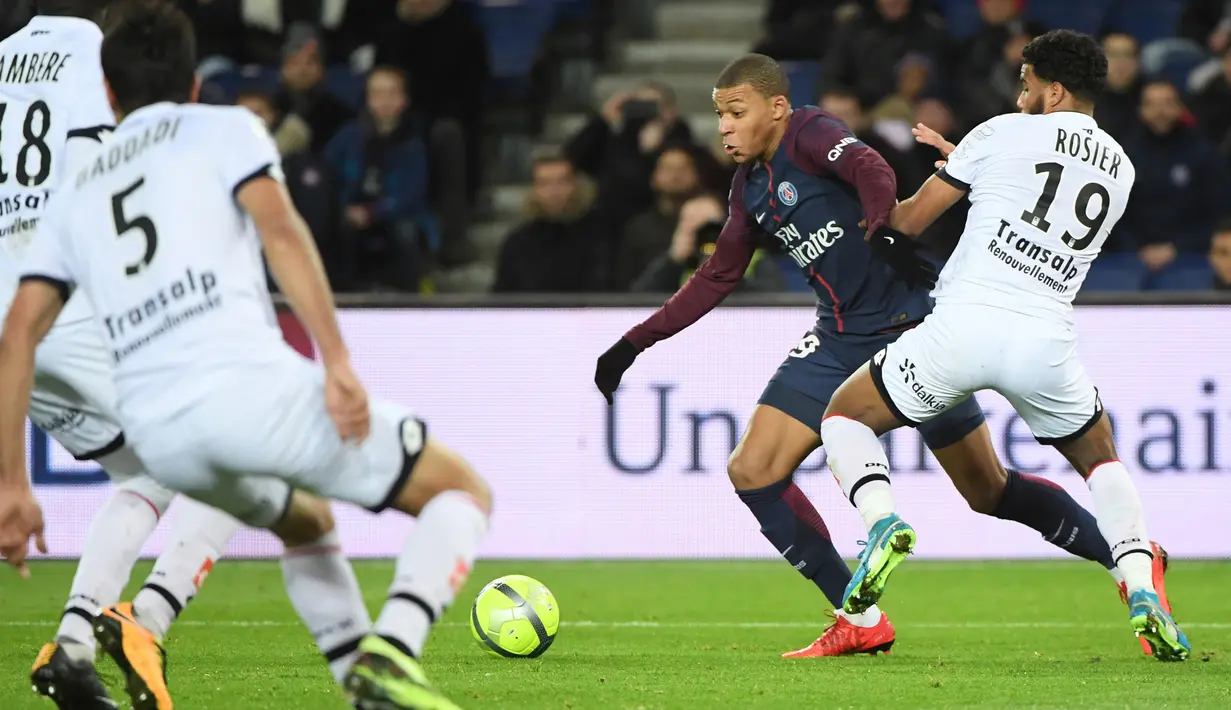 Pemain PSG, Kylian Mbappe (2kanan) berusaha melewati adangan pemain Dijon, Valentin Rosier pada laga Ligue 1 di Parc des Princes stadium, Paris, (17/1/2018). PSG menang telak 8-0. (AFP/Christope Archambault)