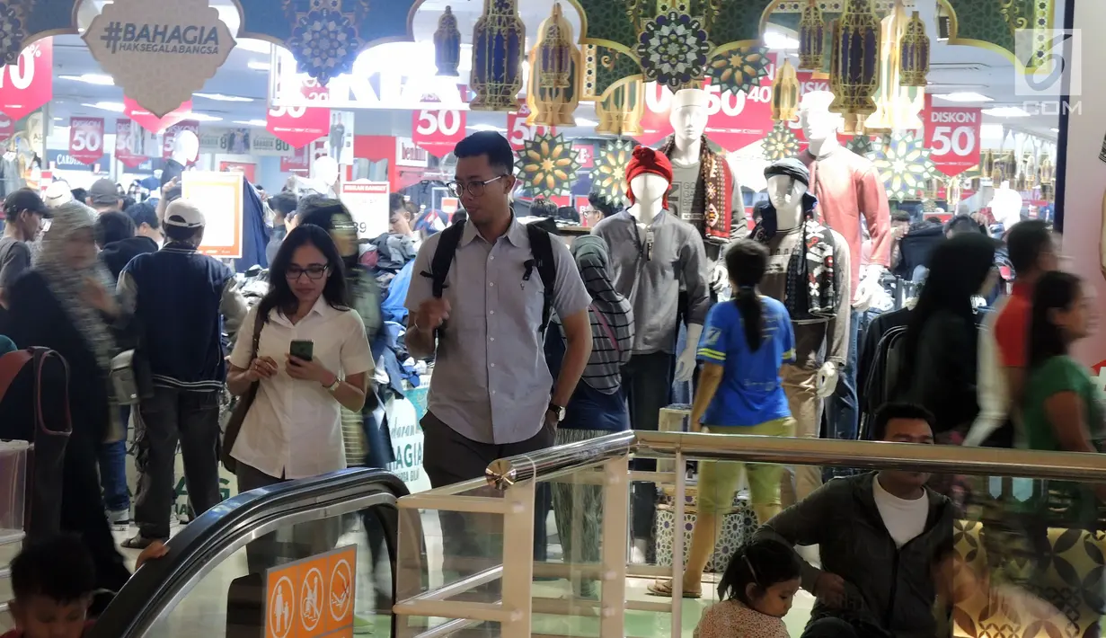 Pengunjung memadati Mal Ciputra Semarang, Selasa (12/6). Sejumlah pusat perbelanjaan menawarkan berbagai program menarik guna merebut hati konsumen yang berbelanja untuk merayakan Idul Fitri. (Liputan6.com/Gholib)