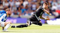 Pemain Brighton and Hove Albion Alexis Mac Allister (kiri) menjegal pemain Leicester City James Maddison pada pertandingan Liga Premier Inggris di The Amex Stadium, Brighton, Inggris, 4 September 2022. Brighton and Hove Albion menang dengan skor 5-2 dan membuat Leicester City terbenam pada dasar klasemen Liga Inggris. (Steven Paston/PA via AP)