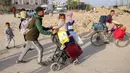 Imbas dari serangan Israel, warga Palestina di Gaza kembali mengungsi ke lokasi yang lebih aman. (Bashar TALEB/AFP)