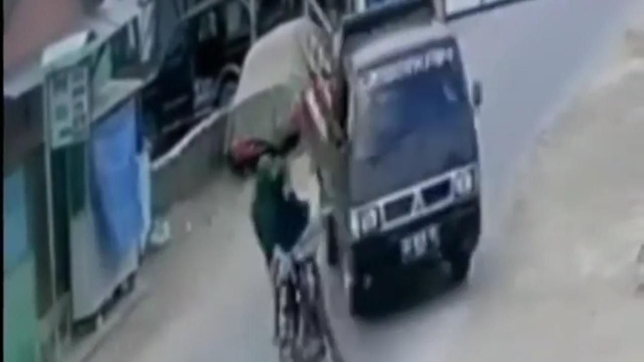 Pemotor wanita ini hampir ditabrak mobil bak