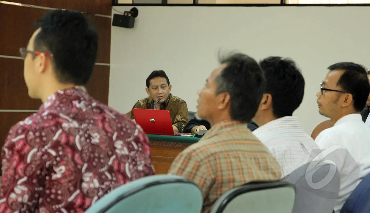 Terdakwa Udar Pristono (kedua kiri) saat menjalani sidang lanjutan di Pengadilan Tipikor, Jakarta, Senin (25/5/2015). Sidang ditunda sepekan karena Udar Pristono sakit. (Liputan6.com/Helmi Afandi)
