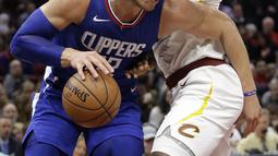 Pemain Los Angeles Clippers, Blake Griffin (kiri) berusaha melewati adangan pemain Cavaliers, LeBron James pada laga NBA basketball game di Quicken Loans Arena, Cleveland, (18/11/2017), Cavs menang 118-113. (AP/Tony Dejak)