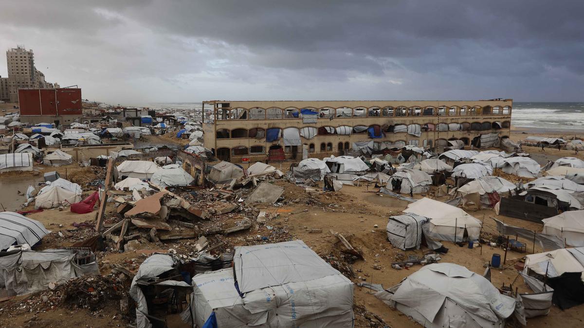 Bertahan di Tengah Suhu Dingin Ekstrem, Pengungsi Gaza Tempati Tenda Tak Layak Huni