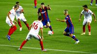 Striker Barcelona, Lionel Messi, berusaha melewati pemain Sevilla pada laga Liga Spanyol di Stadion Camp Nou, Minggu (4/10/2020). Kedua tim bermain imbang 1-1. (AP Photo/Joan Monfort)