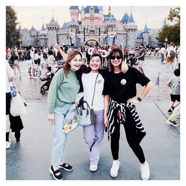 Nia Ramadhani liburan ke Disneyland