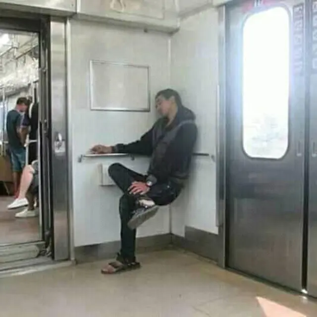 7 Potret Kelakuan Orang Tidur Tak Tahu Tempat, Bikin Ketawa Ngakak