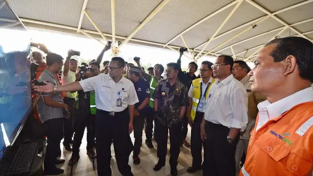 Menteri Perhubungan Budi Karya Sumadi mengunjungi Bandara Sultan Hasanuddin di Makassar, Sulawesi Selatan, Sabtu (17/6/2017). (Liputan6.com/Fauzan)