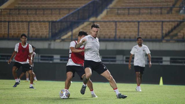 Foto: Yuk Lihat Aksi Marc Klok dan Pemain Timnas Indonesia Lainnya Menyantap Menu Latihan yang Diberikan Shin Tae-yong