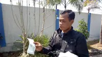 Sutia menunjukan bukti kuitansi sejumlah uang pelicin CPNS di Garut (Liputan6.com/Jayadi Supriadin)