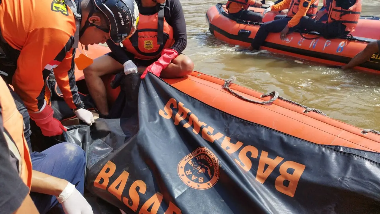 Penemuan jenazah pemotor di Bengawan Solo. (Istimewa)