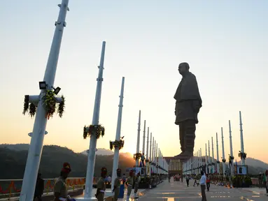 Polisi India berjaga dekat patung tertinggi dunia, "Statue Of Unity", di negara bagian Gujarat, Selasa (30/10). Patung tertinggi di dunia itu menggambarkan sosok Sardar Vallabhbhai Patel, yakni seorang pemimpin kemerdekaan pada 1940. (SAM PANTHAKY/AFP)