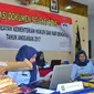 Panitia seleksi CPNS Kanwil Kemenkumham Bengkulu sedang melakukan verifikasi berkas yang masuk melalui kantor Pos Bengkulu (Liputan6.com/Yuliardi Hardjo)