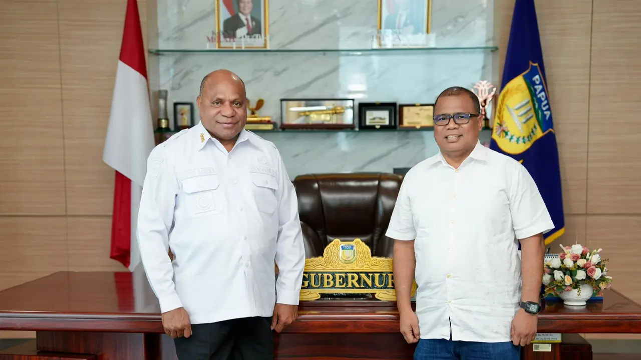 Gubernur Papua Matius D Fakhiri dan Dirut KAI Bobby Rasyidin.