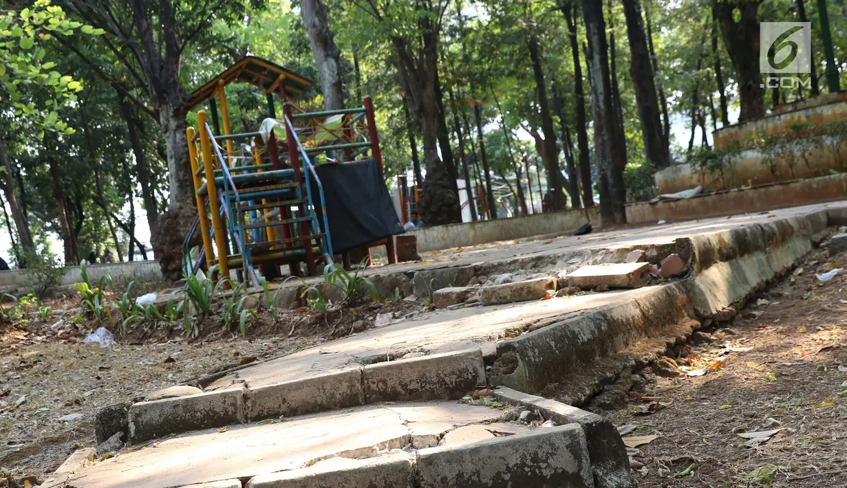 Kondisi jalan di Taman Puring yang berada di kawasan Jakarta Selatan, Minggu (15/9/2019). Nampak kondisi taman memprihatinkan, sejumlah bagian taman terlihat rusak dan kotor. (Liputan6.com/Helmi Fithriansyah)