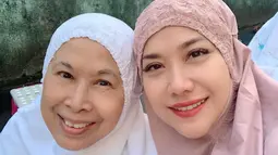 Bunga Citra Lestari dekat dengan ibunda almarhum Ashraf Sinclair, Dida Sinclair. Kedekatan menantu dan mertua ini dipuji netizen. Terlebih saat penyanyi kelahiran 22 Maret 1983 memakai mukena ketika momen salat Idul Fitri bersama ibu mertua. (Liputan6.com/IG/@bclsinclair)